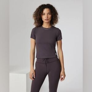 Vuori Womens Posed Fitted Tee In Sangria Sz XXL